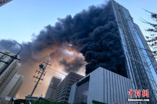 1月6日，位于山东省济南市历下总部商务中心工地突发火灾，现场浓烟滚滚。济南市消防救援支队接警后，指挥中心立即调派消防员赶赴现场处置。 中新社发 钱程 摄