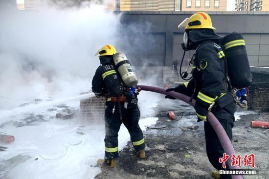 1月6日，位于山东省济南市历下总部商务中心工地突发火灾，现场浓烟滚滚。济南市消防救援支队接警后，指挥中心立即调派消防员赶赴现场处置。 中新社发 钱程 摄