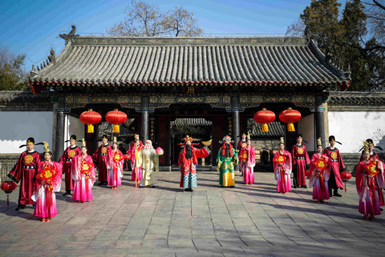 伴随着悠扬的古乐，孔府大门缓缓打开。福、禄、寿“三星”从大门中踱步而出。张清直 摄