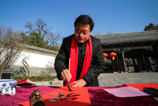 孔子第七十五代孙、孔子书画院名誉院长孔祥胜现场挥毫泼墨，孔府大门春联一气呵成。张清直 摄