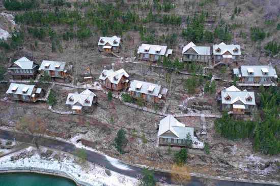 春雪在山间、小木屋留下了专属印迹。景区供图