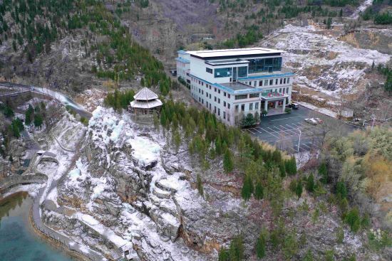 春雪在山间、小木屋留下了专属印迹。景区供图