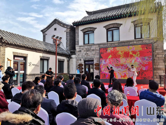 图为现场文艺表演吸引民众观看。赵晓 摄