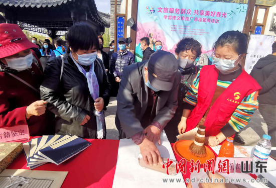 图为民众在现场体验非遗传拓。赵晓 摄