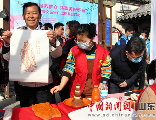 图为民众在现场展示传拓作品。赵晓 摄