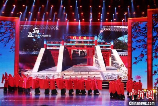 本届母亲文化节以“弘扬母教文化 倡树家国情怀”为主题。　赵晓 摄