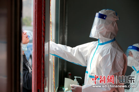 医护人员在济南港沟高速公路收费站对疫情重点地区入济人员进行抗原检测。梁? 摄
