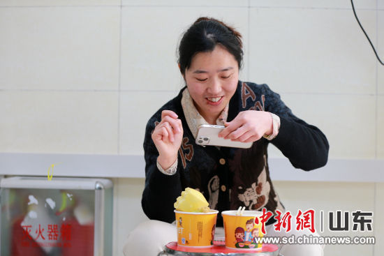 本次疫情以来，医护人员经常加班加点，利用中午吃饭的时间与家人视频聊天，长期穿戴防护服皮肤变得很差。梁? 摄