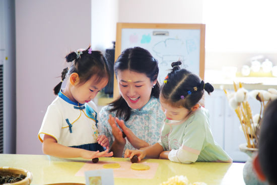 2022年9月8日，正值教师节和中秋节来临之际，山东东营经济技术开发区景苑幼儿园开展“喜迎中秋 与爱同行”主题活动。朱枫珍 摄