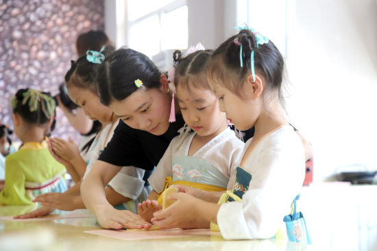 2022年9月8日，正值教师节和中秋节来临之际，山东东营经济技术开发区景苑幼儿园开展“喜迎中秋 与爱同行”主题活动。朱枫珍 摄