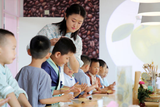 2022年9月8日，正值教师节和中秋节来临之际，山东东营经济技术开发区景苑幼儿园开展“喜迎中秋 与爱同行”主题活动。朱枫珍 摄