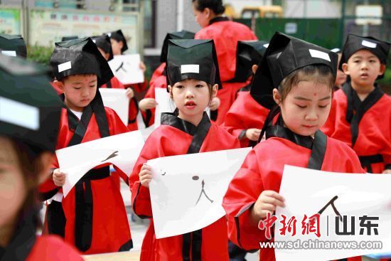 为弘扬传统文化，让一年级新生能够领略到传统文化的魅力，9月9日，泰安市岱岳区岳峰小学开展“开笔起蒙 礼润人生”开笔礼仪式。