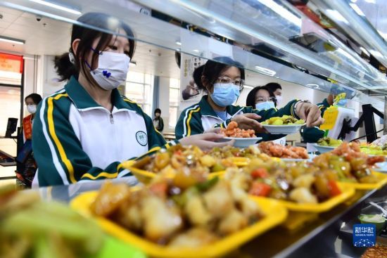 11月16日，在济南第三中学餐厅，学生通过智慧食堂就餐系统点餐。