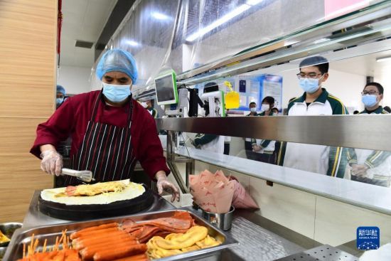 11月16日，在济南第三中学餐厅，学生通过智慧食堂就餐系统点餐。