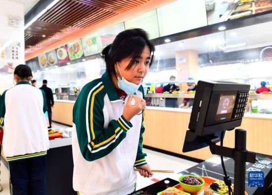 11月16日，在济南第三中学餐厅，学生通过智慧食堂就餐系统点餐。