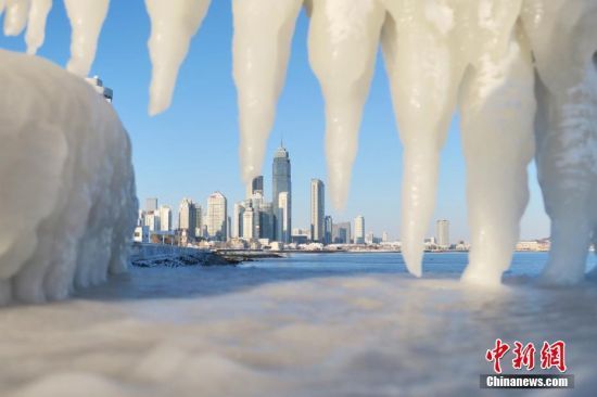 1月25日，山东烟台，在经历了多日寒潮天气所带来的大风巨浪降温降雪后，山东烟台海滨部分地段出现了大面积的海水冰凌和积雪，成为寒冬时节一道独特的景观。