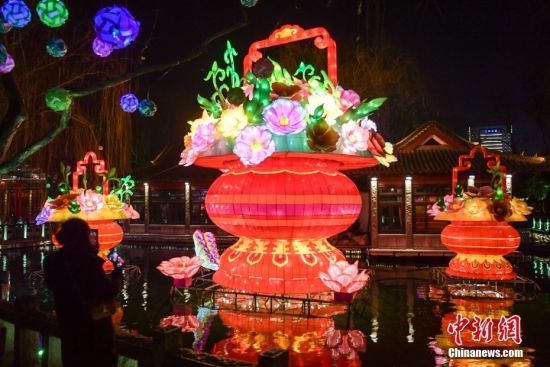 1月19日，春节临近，山东济南趵突泉景区内花灯璀璨，吸引民众前来赏灯。 中新社记者 张勇 摄 　