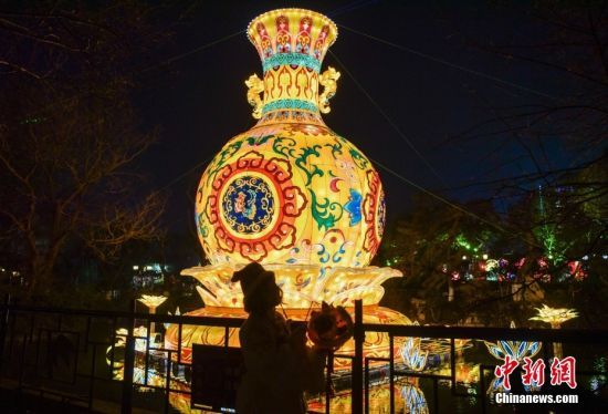 1月19日，春节临近，山东济南趵突泉景区内花灯璀璨，吸引民众前来赏灯。 中新社记者 张勇 摄 　