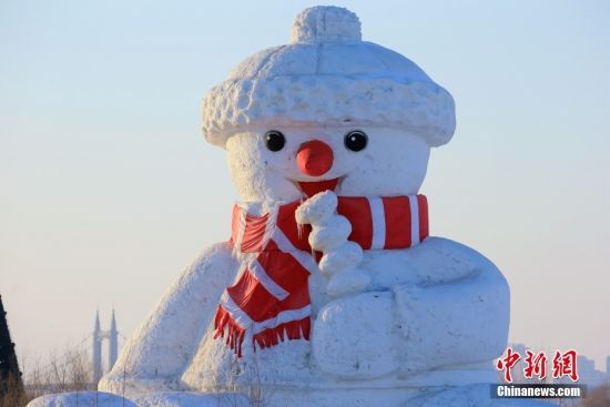 2月22日消息， 天气逐渐回暖，松花江畔18米高的大雪人已经开始融化。它手中的“糖葫芦”目前少了半颗，局部已融成冰溜子。春天气息愈发浓厚，大雪人也即将告别这里。