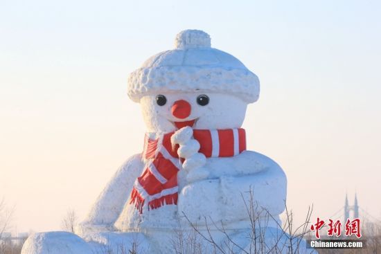 2月22日消息， 天气逐渐回暖，松花江畔18米高的大雪人已经开始融化。它手中的“糖葫芦”目前少了半颗，局部已融成冰溜子。春天气息愈发浓厚，大雪人也即将告别这里。