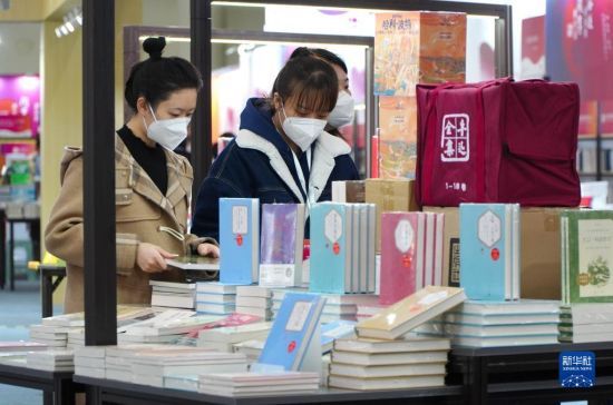 　2月25日，在首届济南书市上，读者在挑选图书。