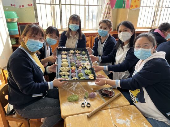 老师们在专业面点师的指导下，认真学习制作花样面点的技能技巧。