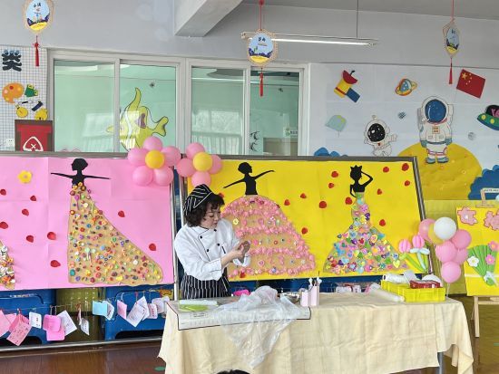 老师们在专业面点师的指导下，认真学习制作花样面点的技能技巧。