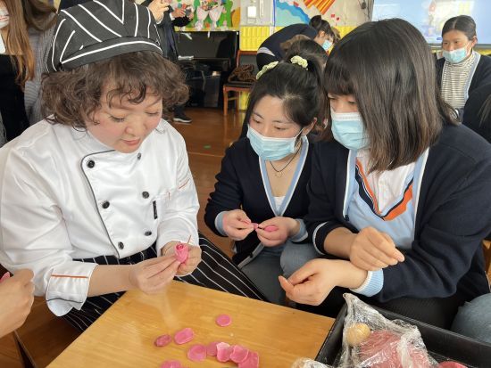 老师们在专业面点师的指导下，认真学习制作花样面点的技能技巧。