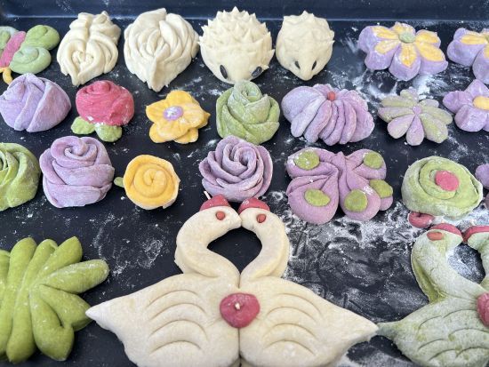 老师们在专业面点师的指导下，认真学习制作花样面点的技能技巧。