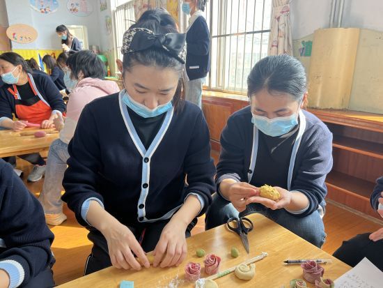老师们在专业面点师的指导下，认真学习制作花样面点的技能技巧。
