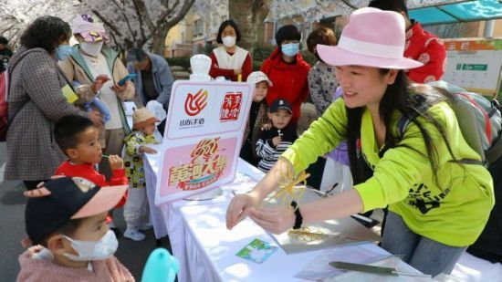 青岛市李沧区：樱花节启幕 民众徜徉花海