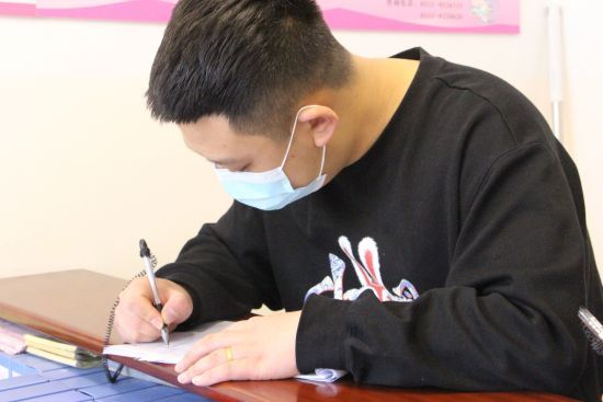 桓台县市民胡先生在核对出生医学证明信息