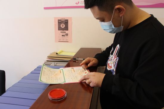 胡先生在出生医学证明上按手印