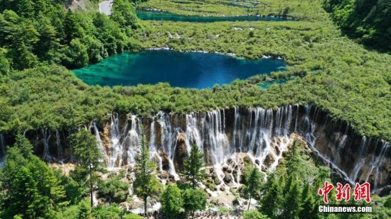 6月8日，初夏时节，世界自然遗产地九寨沟景区风景如画，吸引众多游客观光游玩。