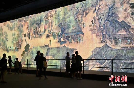 动态版《清明上河图》亮相南宁 吸引游人观赏