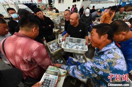 海产经销商在称重装运。王海滨 摄