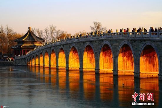 12月3日，北京颐和园，落日余晖穿过十七孔桥的孔洞，形成“金光穿洞”美景。
