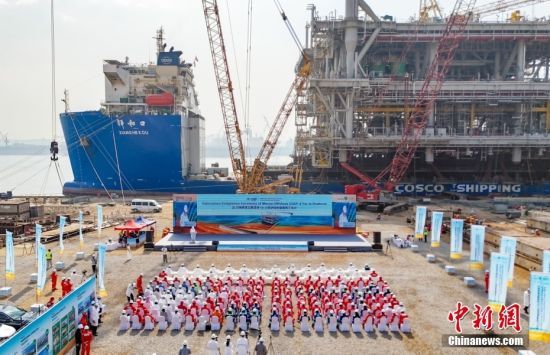 中国建造的最大国际海洋油气平台完工交付。中新社发 张孝鹏 摄