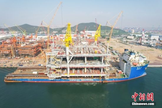 中国建造的最大国际海洋油气平台完工交付。中新社发 张孝鹏 摄