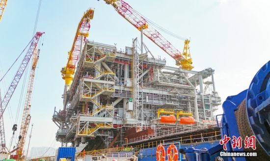 中国建造的最大国际海洋油气平台完工交付。中新社发 张孝鹏 摄