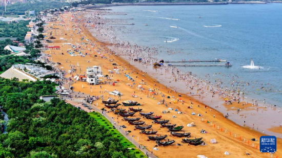 　8月8日航拍的日照市阳光海岸绿道（无人机照片）。近年来，日照市对沿海裸露场地及岸线破损处进行生态修复，建成约28公里的阳光海岸绿道，为市民和游客提供了运动休闲好去处。