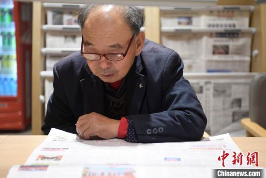 10月24日，拥有馆藏图书12万册的山东聊城阳谷县图书馆，吸引不少读者前来阅读。图为老年读者在图书馆里看报。中新社记者 张勇 摄