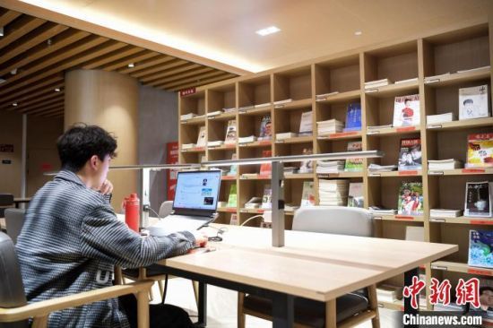 图为读者在图书馆里阅读电子图书。中新社记者 张勇 摄