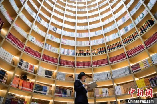 图为读者在图书馆里阅读。中新社记者 张勇 摄