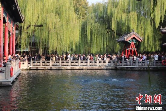 10月29日，山东济南，天气晴好，市民游客游览趵突泉，观赏趵突泉喷涌。中新社记者 李明芮 摄