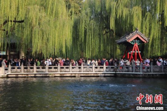 10月29日，山东济南，天气晴好，市民游客游览趵突泉，观赏趵突泉喷涌。中新社记者 李明芮 摄