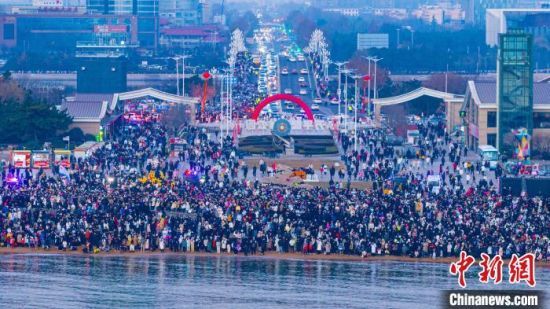 　1月1日，山东日照，万平口景区汇聚了众多前来观看日出的市民游客。刘晓彬 摄