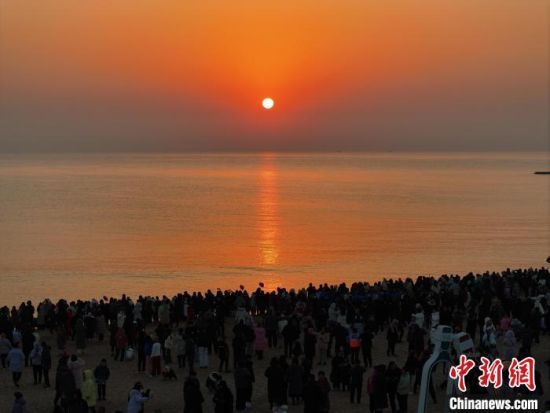 1月1日，山东日照，新年的第一缕阳光升起，众人欢呼雀跃。宋年升 摄