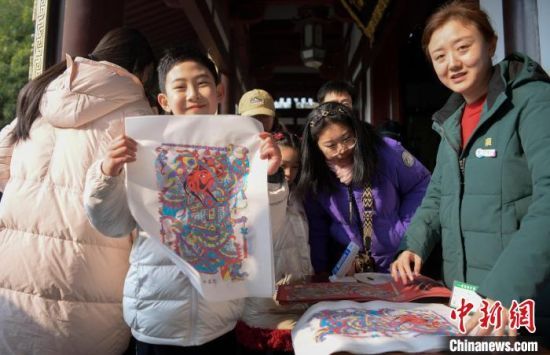 1月22日，市民在济南秦琼祠里请“门神”。当日，乙巳年秦琼祈福文化活动在山东济南五龙潭公园启幕，吸引不少民众前来“秦琼故里”寻福、纳福。中新社记者 张勇 摄