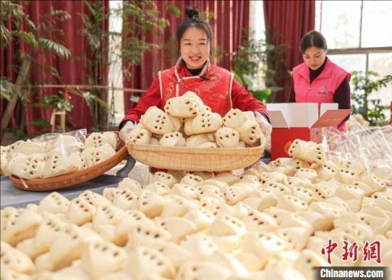 　　1月24日，在山东荣成石岛管理区一家民宿餐厅，工作人员在蒸制、包装花饽饽。李信君 摄